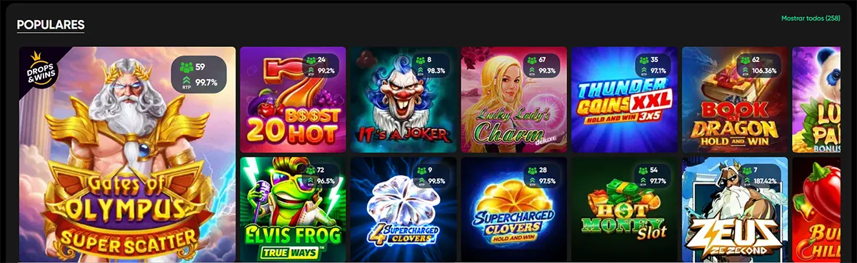 Spanish casino popular games grid featuring Gates of Olympus Super Scatter and other colorful slot titles on a dark interface, with RTP and player count badges displayed on each game card.