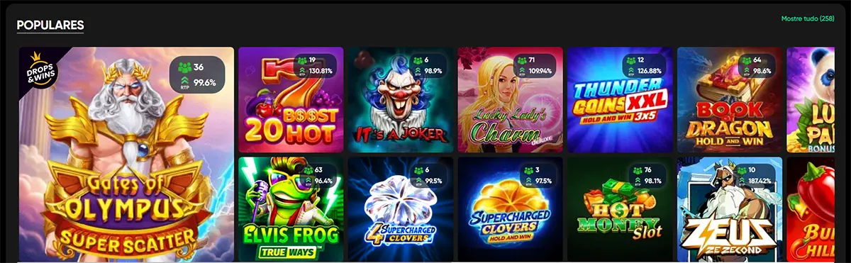 Portuguese casino popular games grid featuring Gates of Olympus Super Scatter and other colorful slot titles on a dark interface, with RTP and player count badges displayed on each game card.